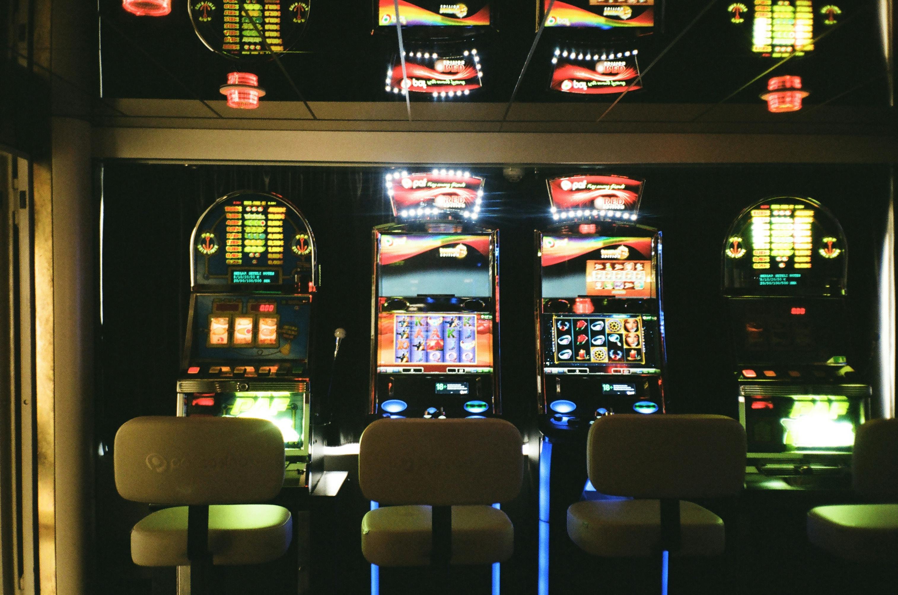 Mobile phone displaying jilipark com sportsbook odds board for basketball and esports